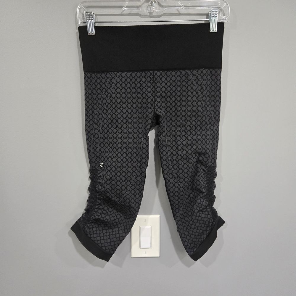 🐢 Lululemon In The Flow Crop II Leggings Size 4 Patterned Black And Grey Cute!!